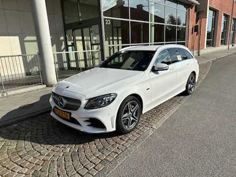 En av Taxi Hässleholms vita taxibilar